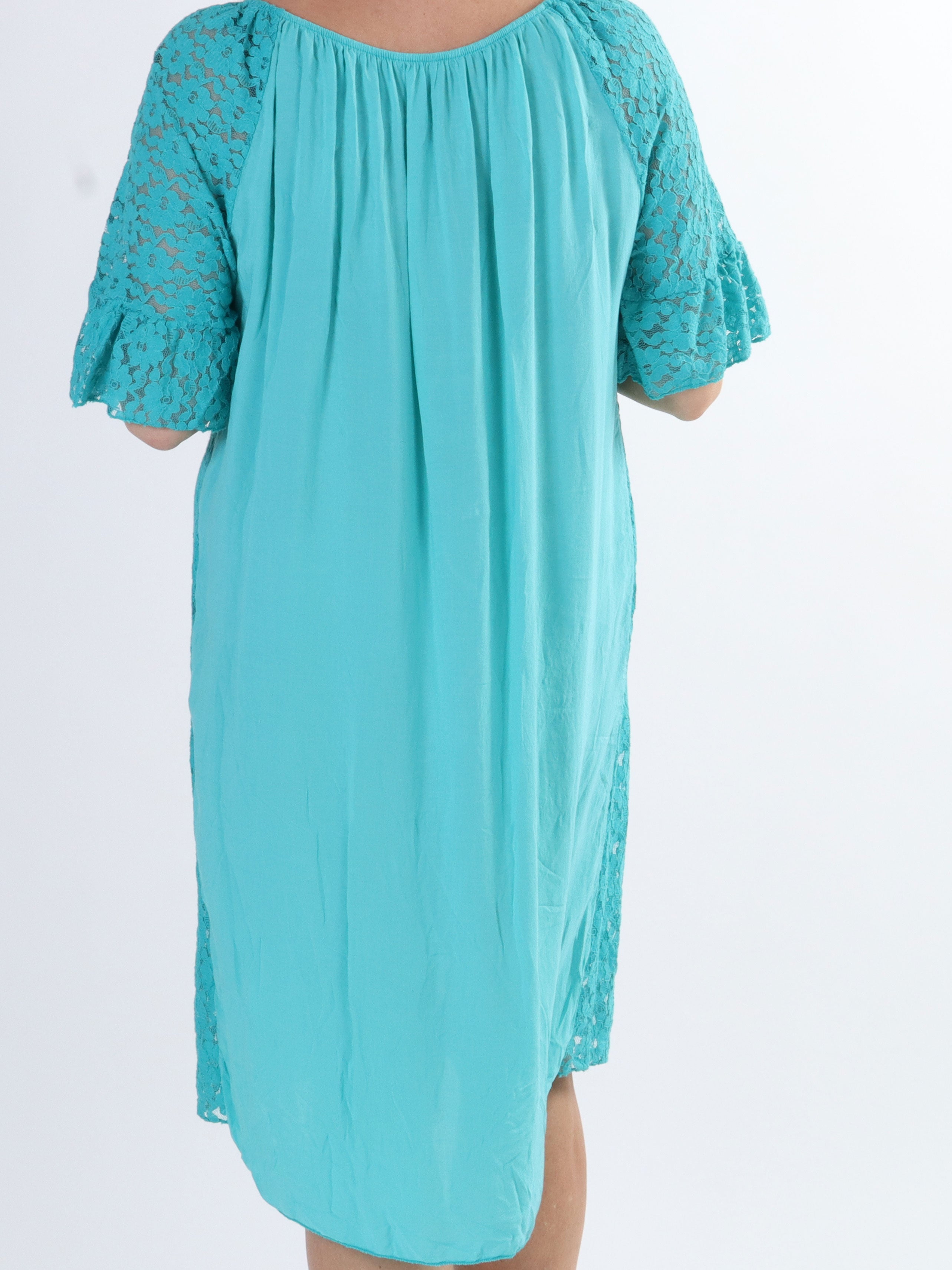 Arisha - Söt spetsklänning i stora storlekar